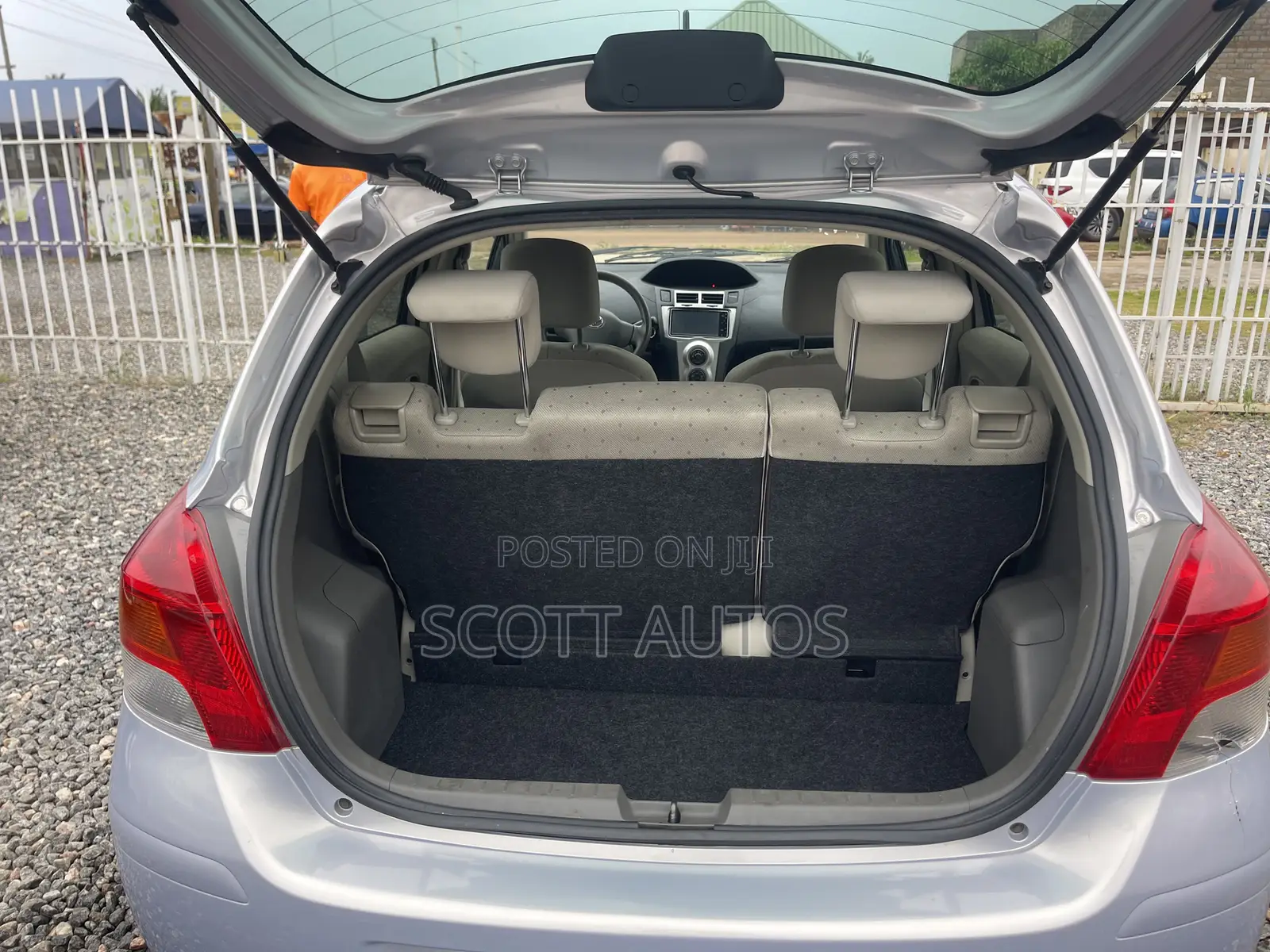 Toyota Vitz 1.3 AWD 3dr 2010 Silver