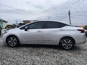 Nissan Versa SV 2022 Silver