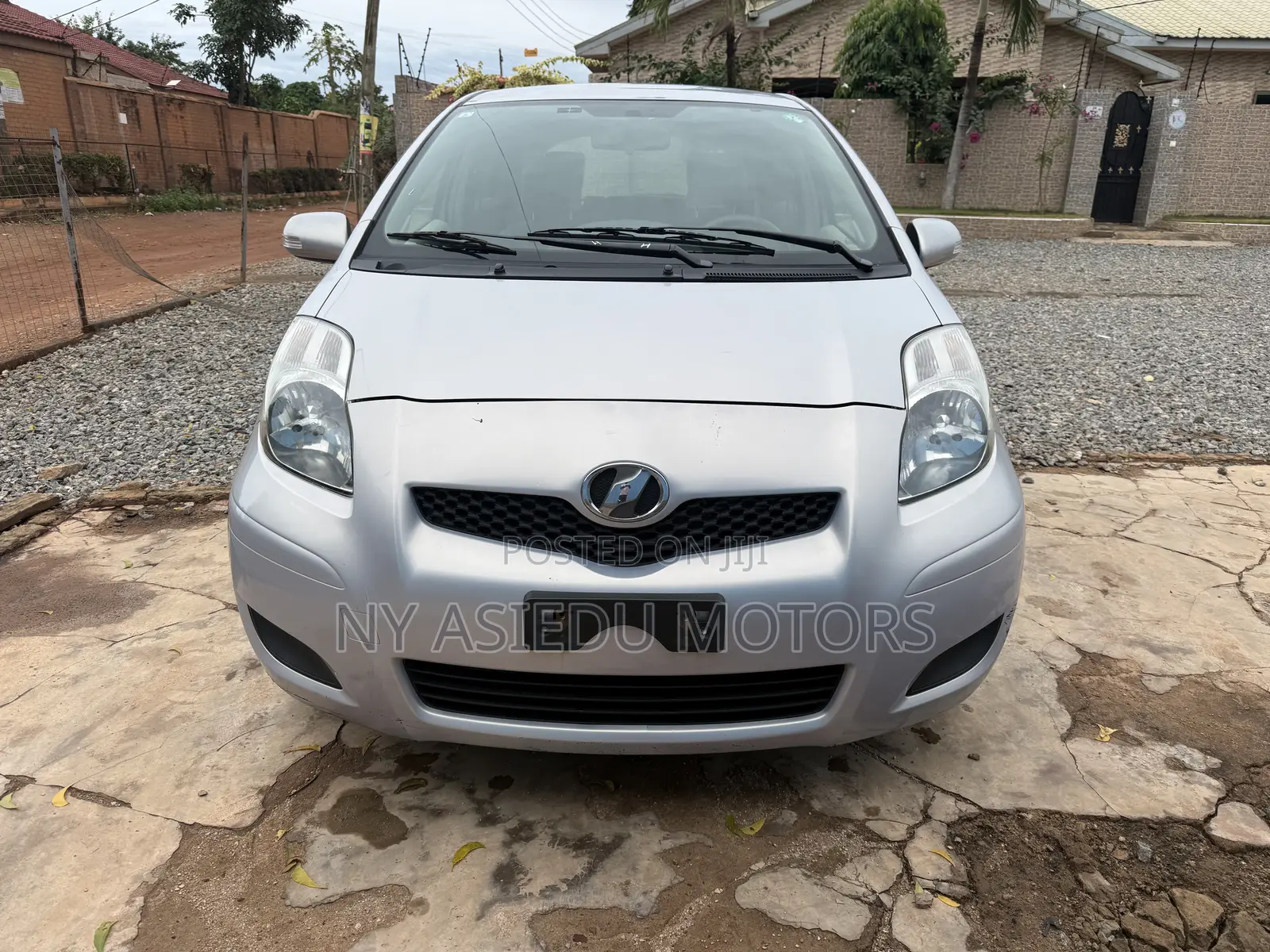 Toyota Vitz 1.3 FWD 5dr 2010 Silver