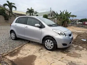 Toyota Vitz 1.3 FWD 5dr 2010 Silver