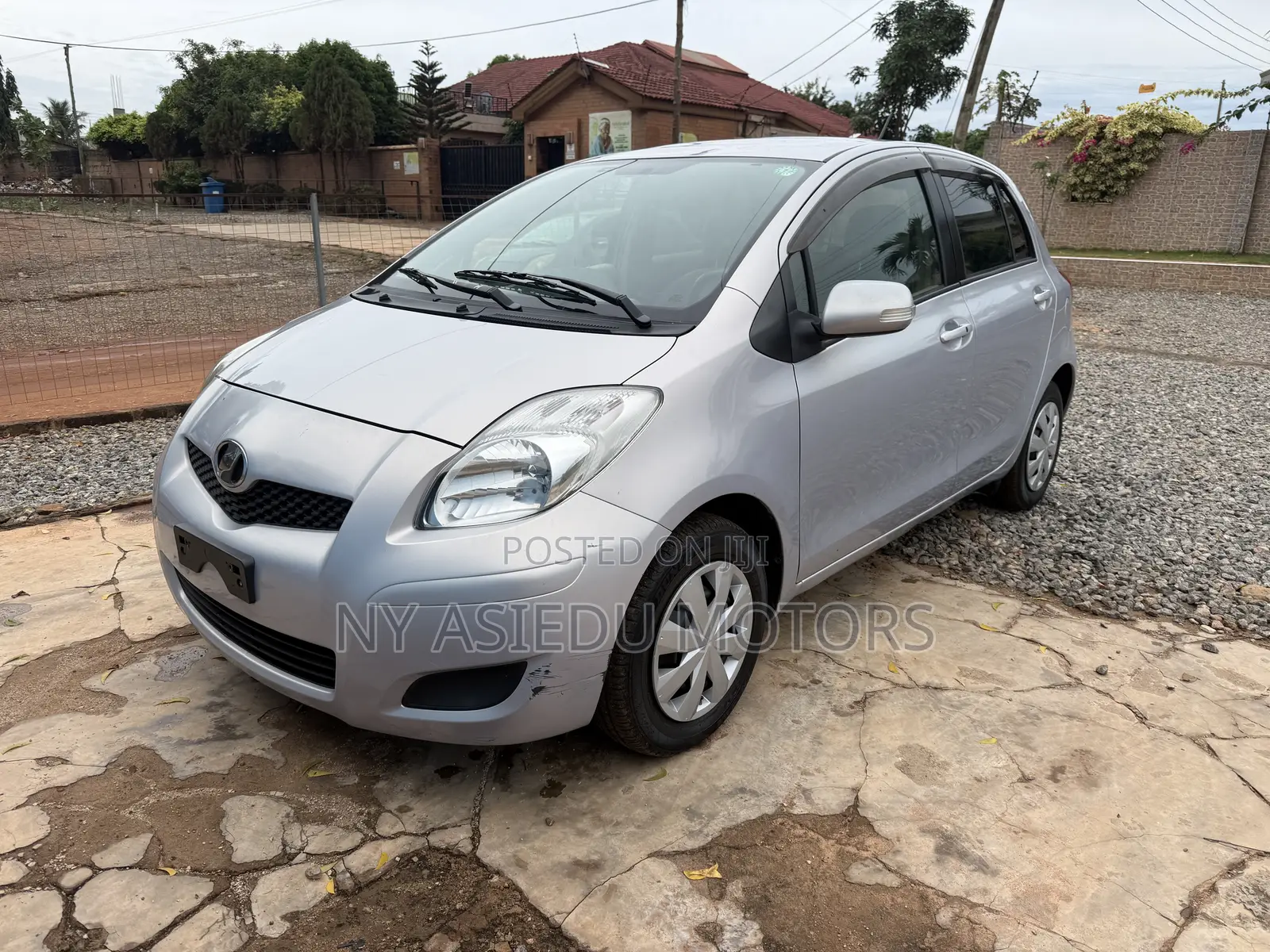 Toyota Vitz 1.3 FWD 5dr 2010 Silver