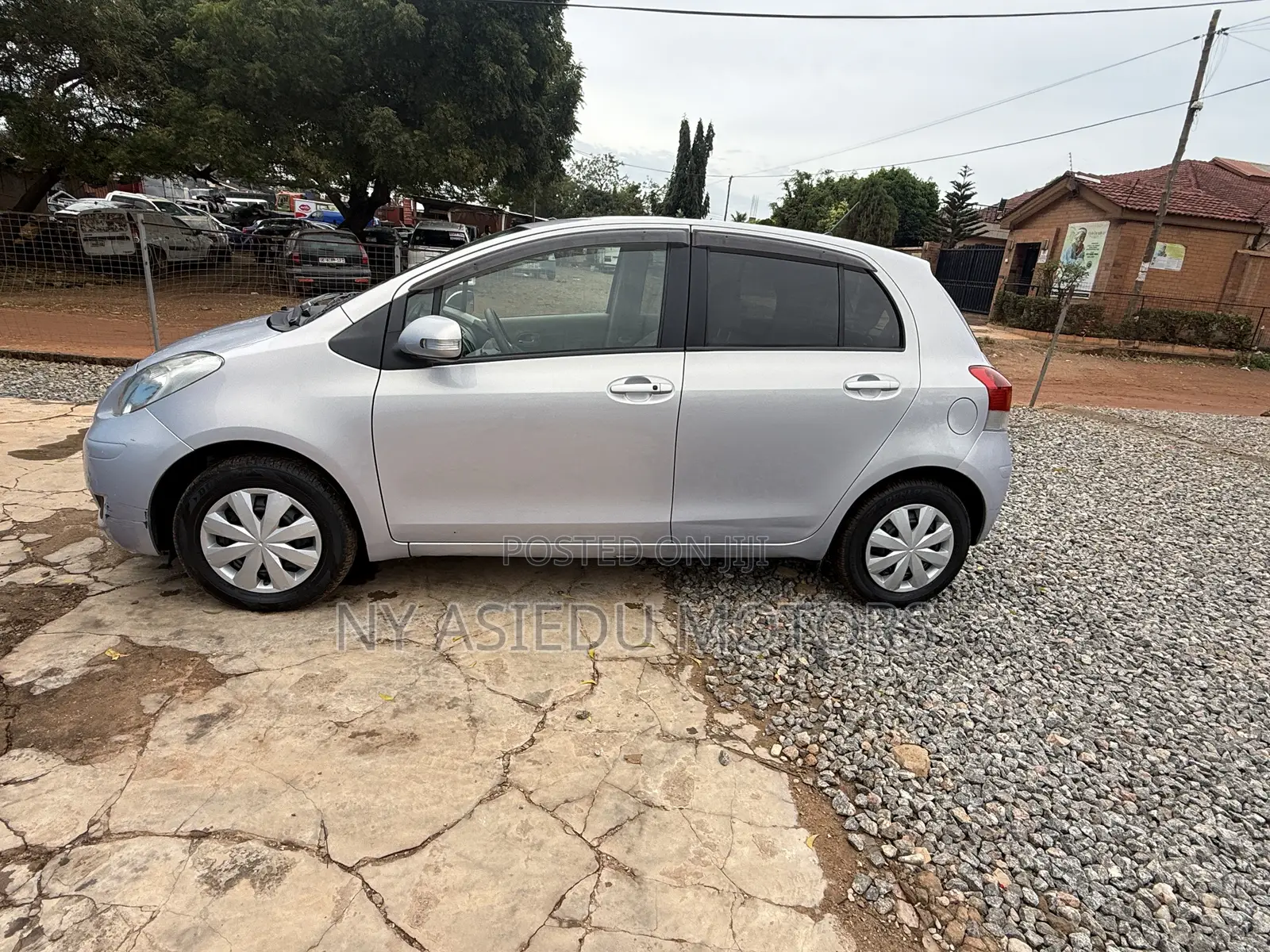 Toyota Vitz 1.3 FWD 5dr 2010 Silver