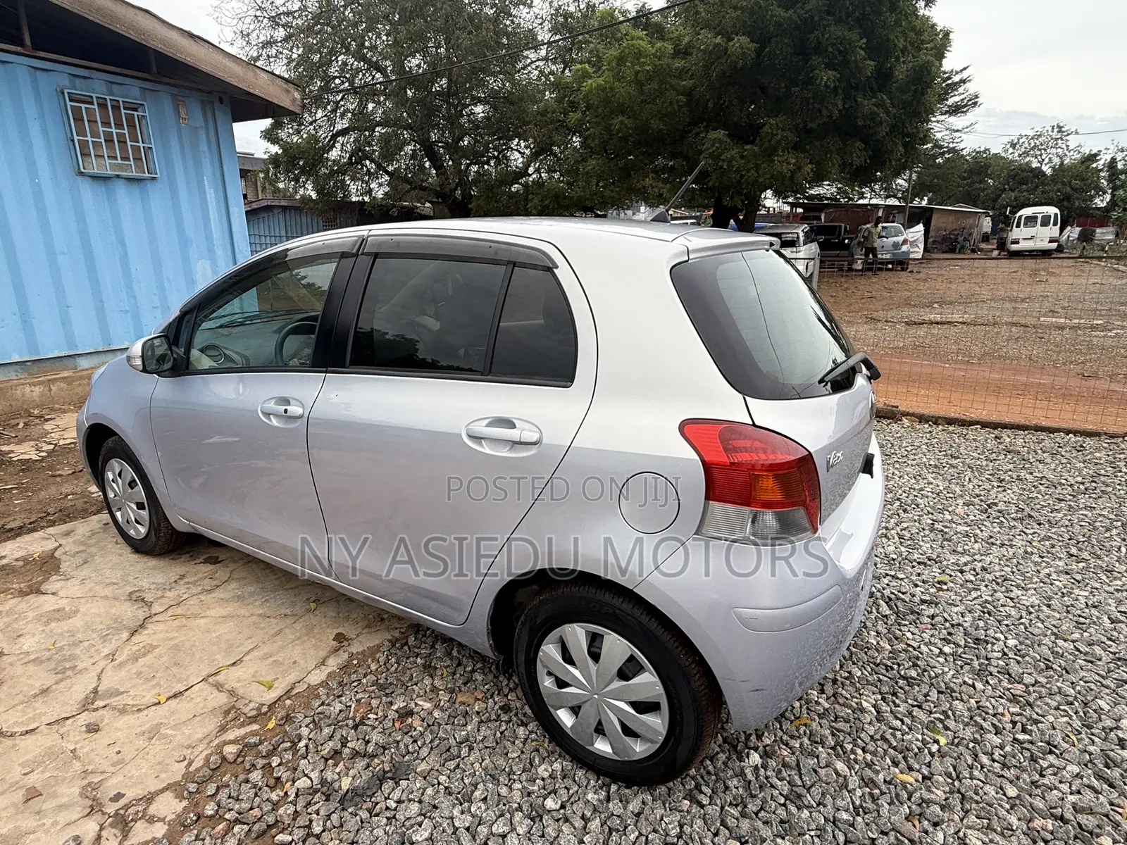Toyota Vitz 1.3 FWD 5dr 2010 Silver