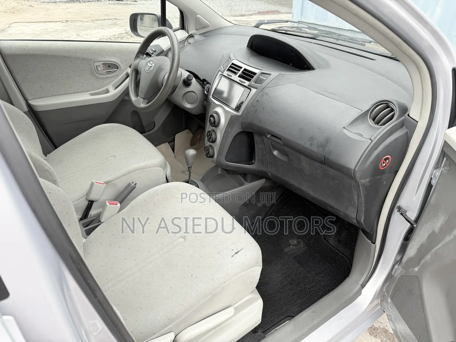 Toyota Vitz 1.3 FWD 5dr 2010 Silver