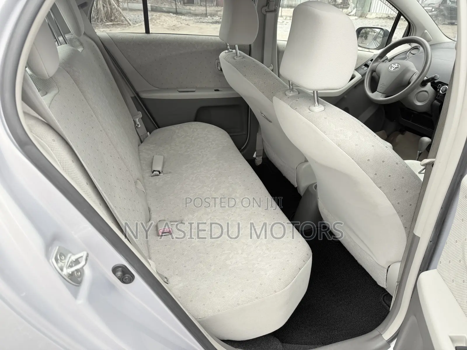Toyota Vitz 1.3 FWD 5dr 2010 Silver