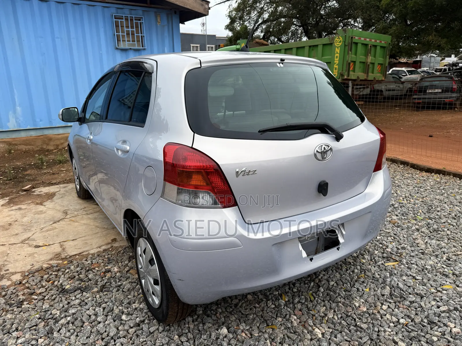 Toyota Vitz 1.3 FWD 5dr 2010 Silver