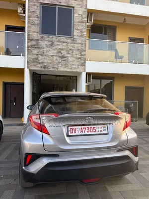 Toyota C-HR XLE FWD Sport Utility (2.0L 4cyl 2AM) 2018 Silver