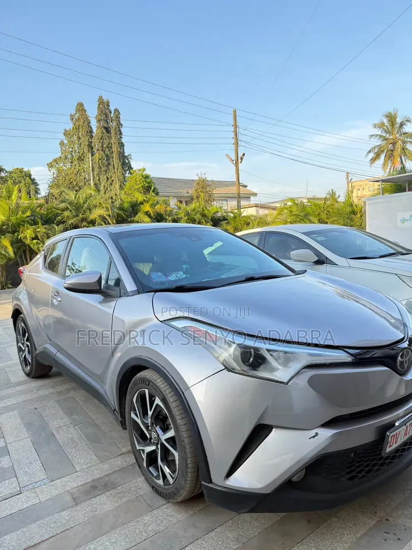 Toyota C-HR XLE FWD Sport Utility (2.0L 4cyl 2AM) 2018 Silver