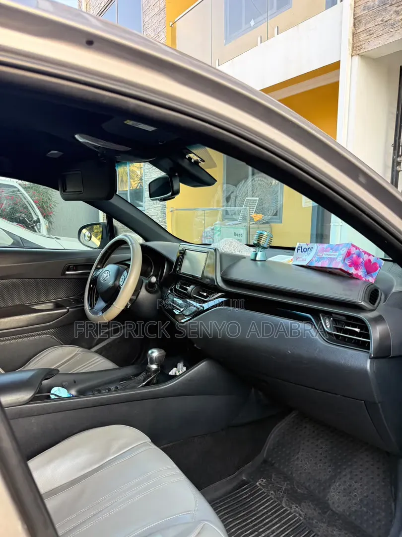 Toyota C-HR XLE FWD Sport Utility (2.0L 4cyl 2AM) 2018 Silver