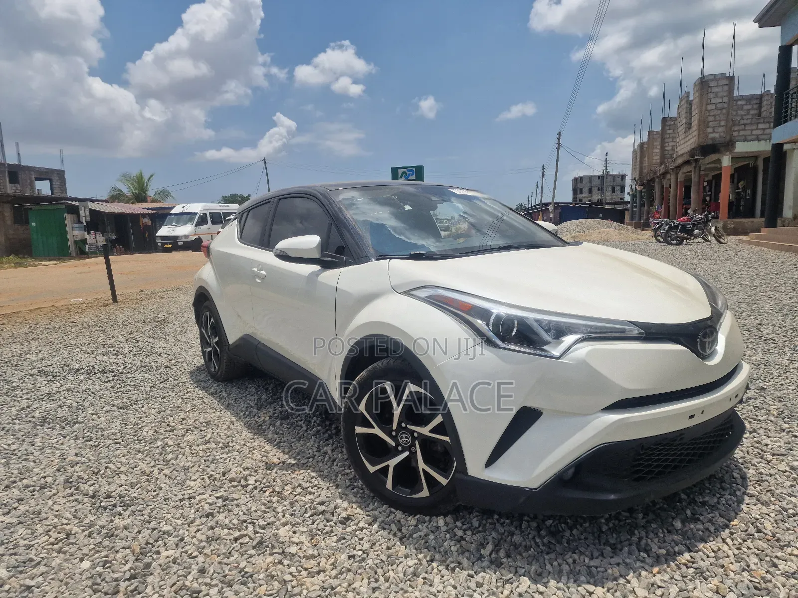 Toyota C-HR XLE FWD Sport Utility (2.0L 4cyl 2AM) 2018 White