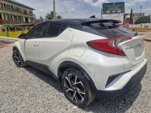 Toyota C-HR XLE FWD Sport Utility (2.0L 4cyl 2AM) 2018 White