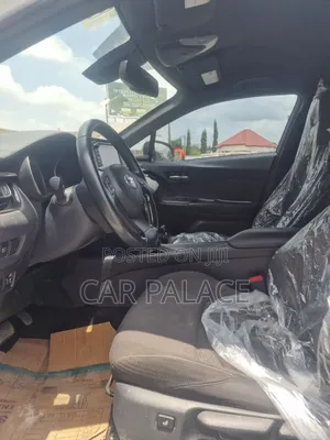 Toyota C-HR XLE FWD Sport Utility (2.0L 4cyl 2AM) 2018 White