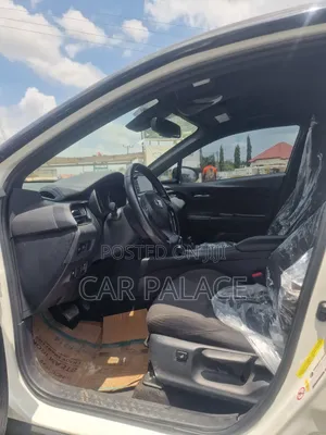 Toyota C-HR XLE FWD Sport Utility (2.0L 4cyl 2AM) 2018 White