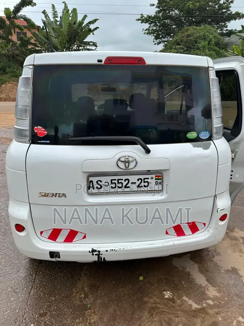 Toyota Sienta 1.5 FWD 2013 White