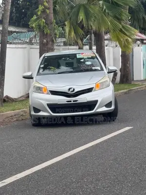 Toyota Vitz 2014 Silver