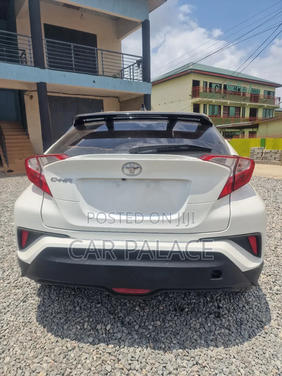 Toyota C-HR XLE FWD Sport Utility (2.0L 4cyl 2AM) 2018 White