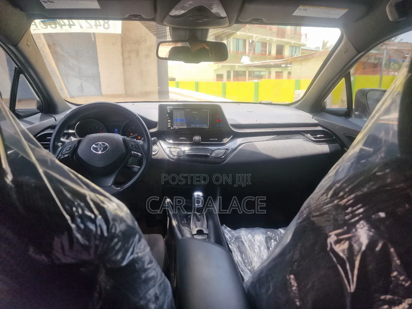 Toyota C-HR XLE FWD Sport Utility (2.0L 4cyl 2AM) 2018 White