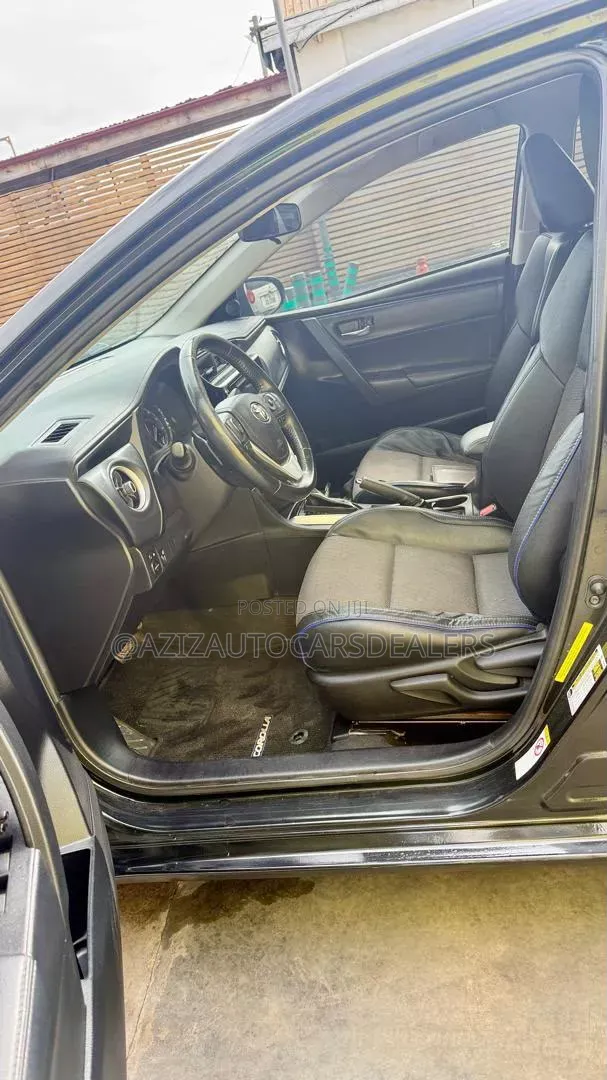 Toyota Corolla SE (1.8L 4cyl 6M) 2018 Black
