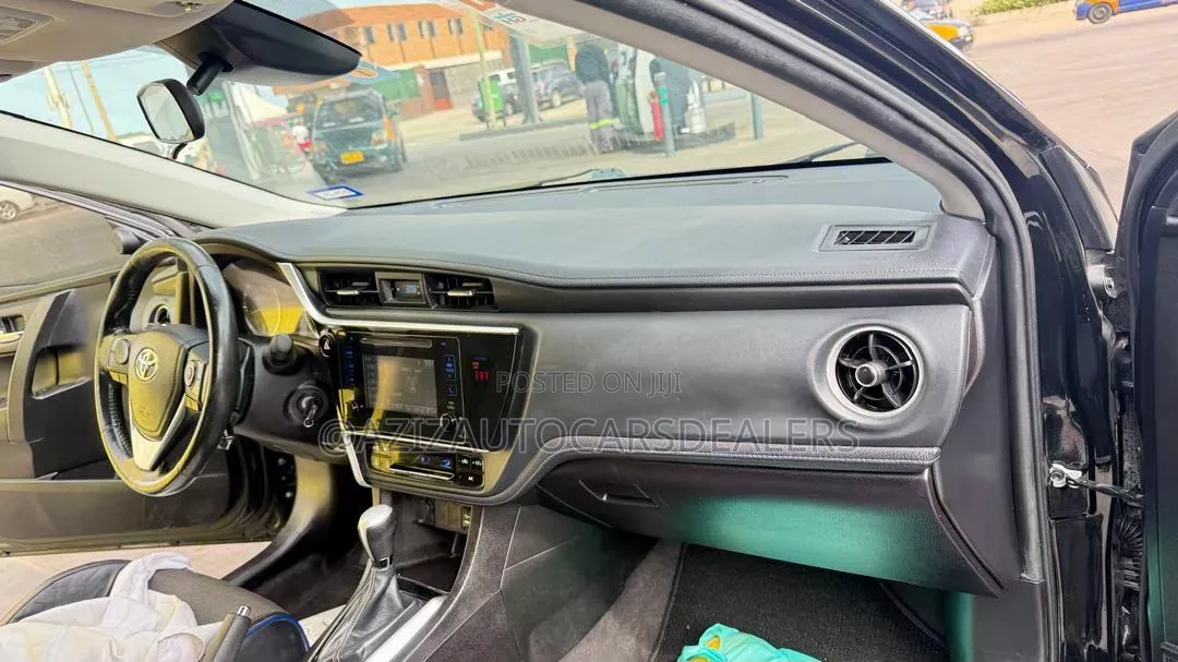 Toyota Corolla SE (1.8L 4cyl 6M) 2018 Black