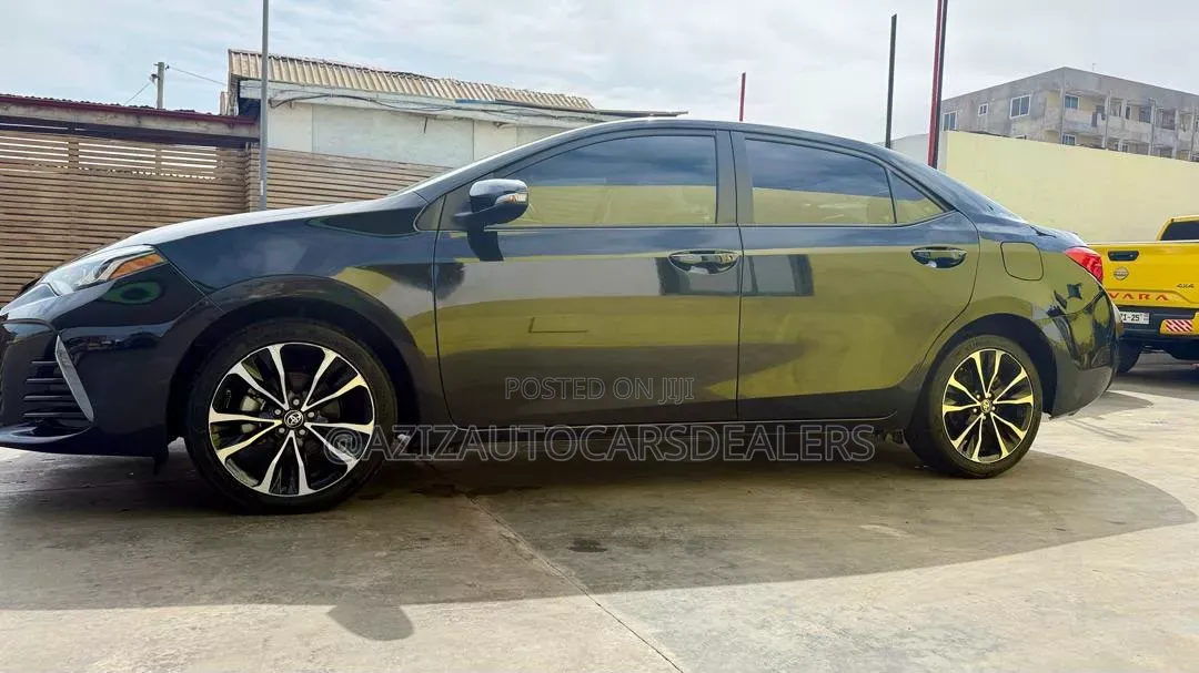 Toyota Corolla SE (1.8L 4cyl 6M) 2018 Black
