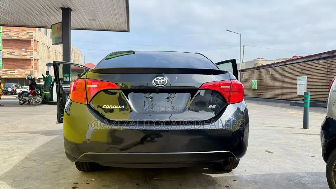 Toyota Corolla SE (1.8L 4cyl 6M) 2018 Black