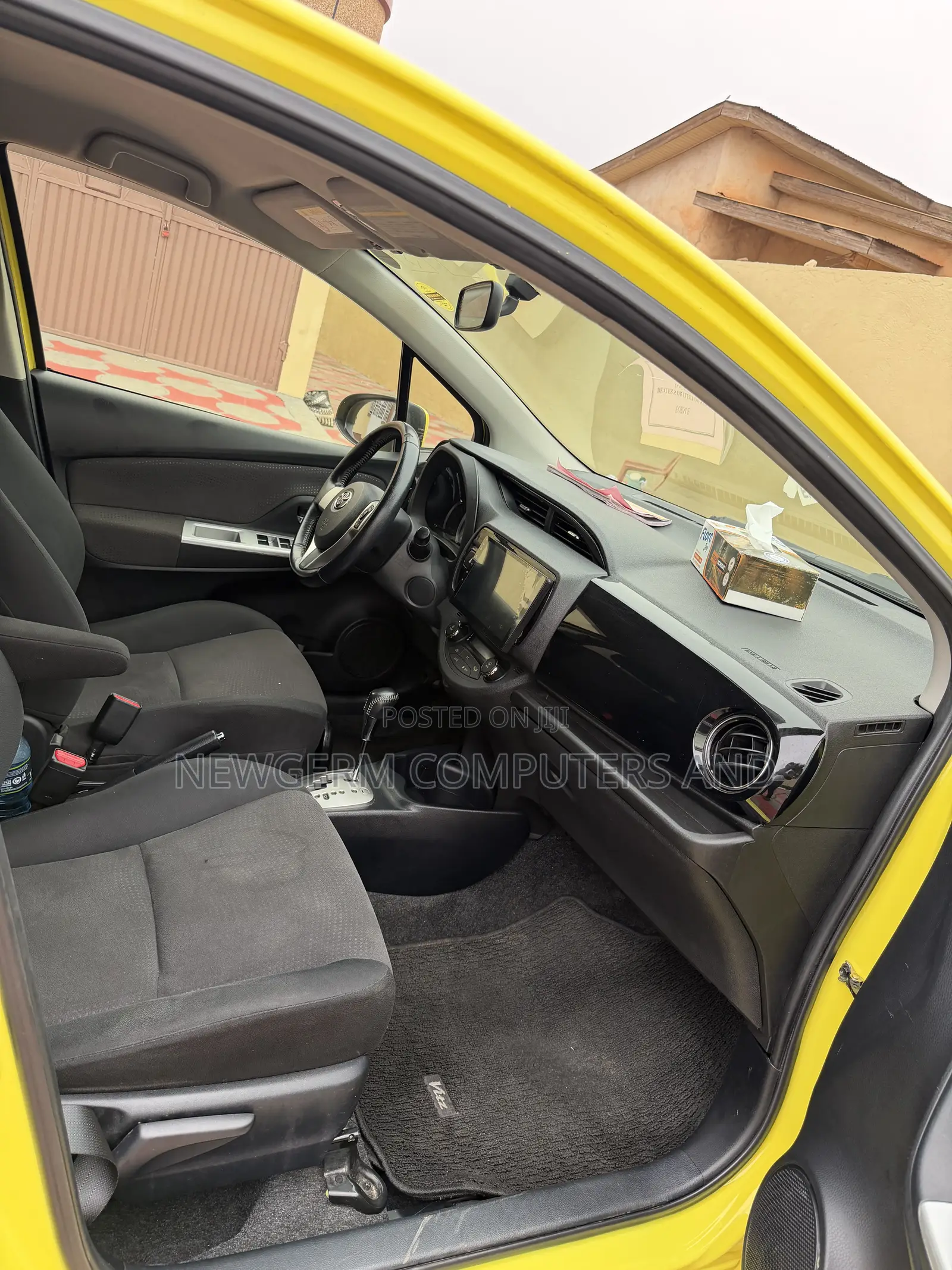 Toyota Vitz 1.5 FWD 5dr 2015 Yellow