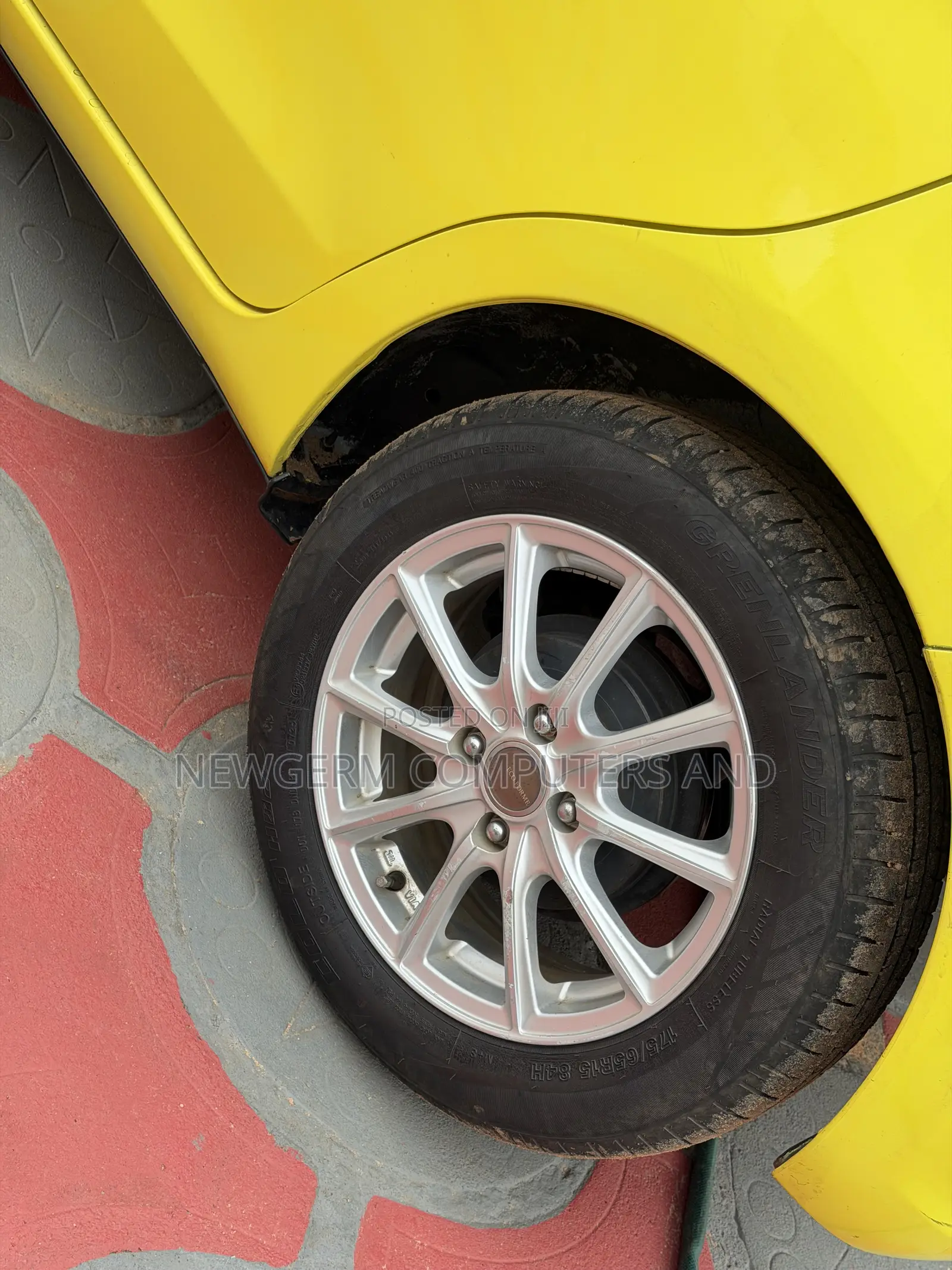 Toyota Vitz 1.5 FWD 5dr 2015 Yellow