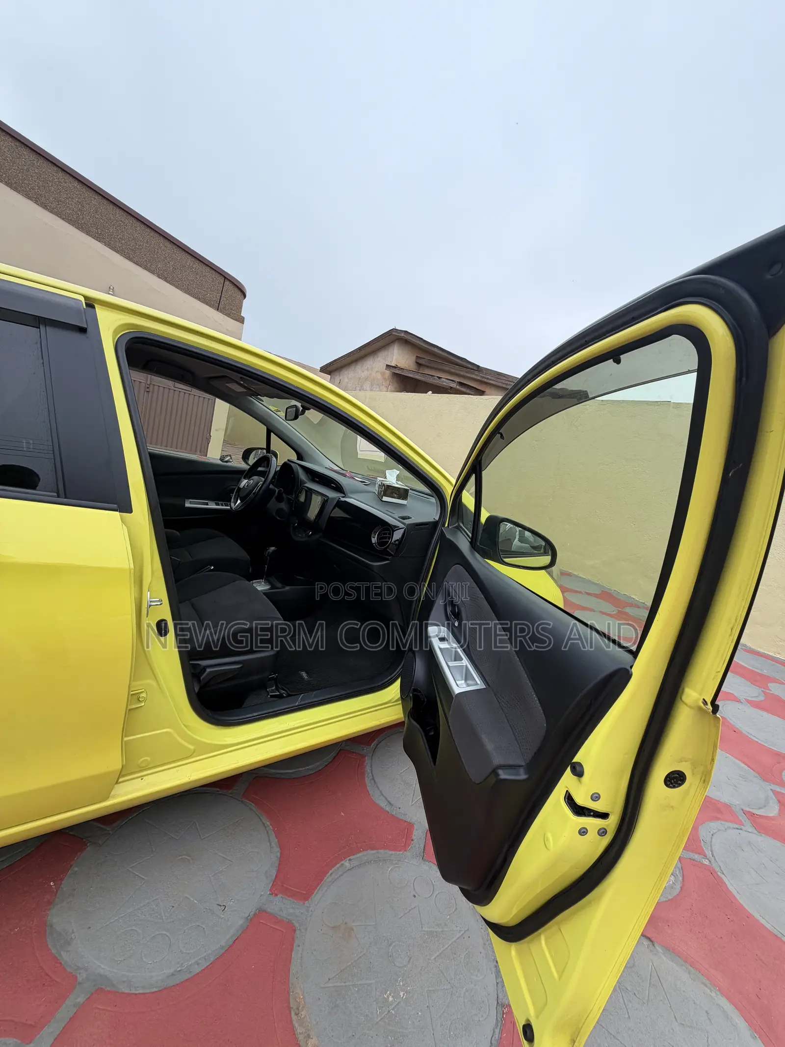 Toyota Vitz 1.5 FWD 5dr 2015 Yellow