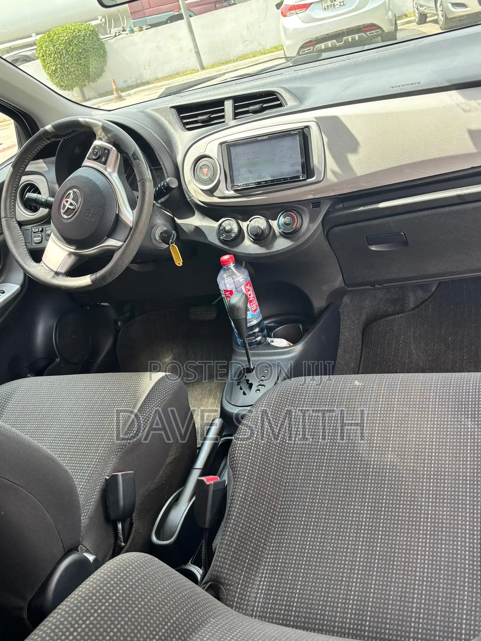 Toyota Vitz 1.3 AWD 5dr 2015 White