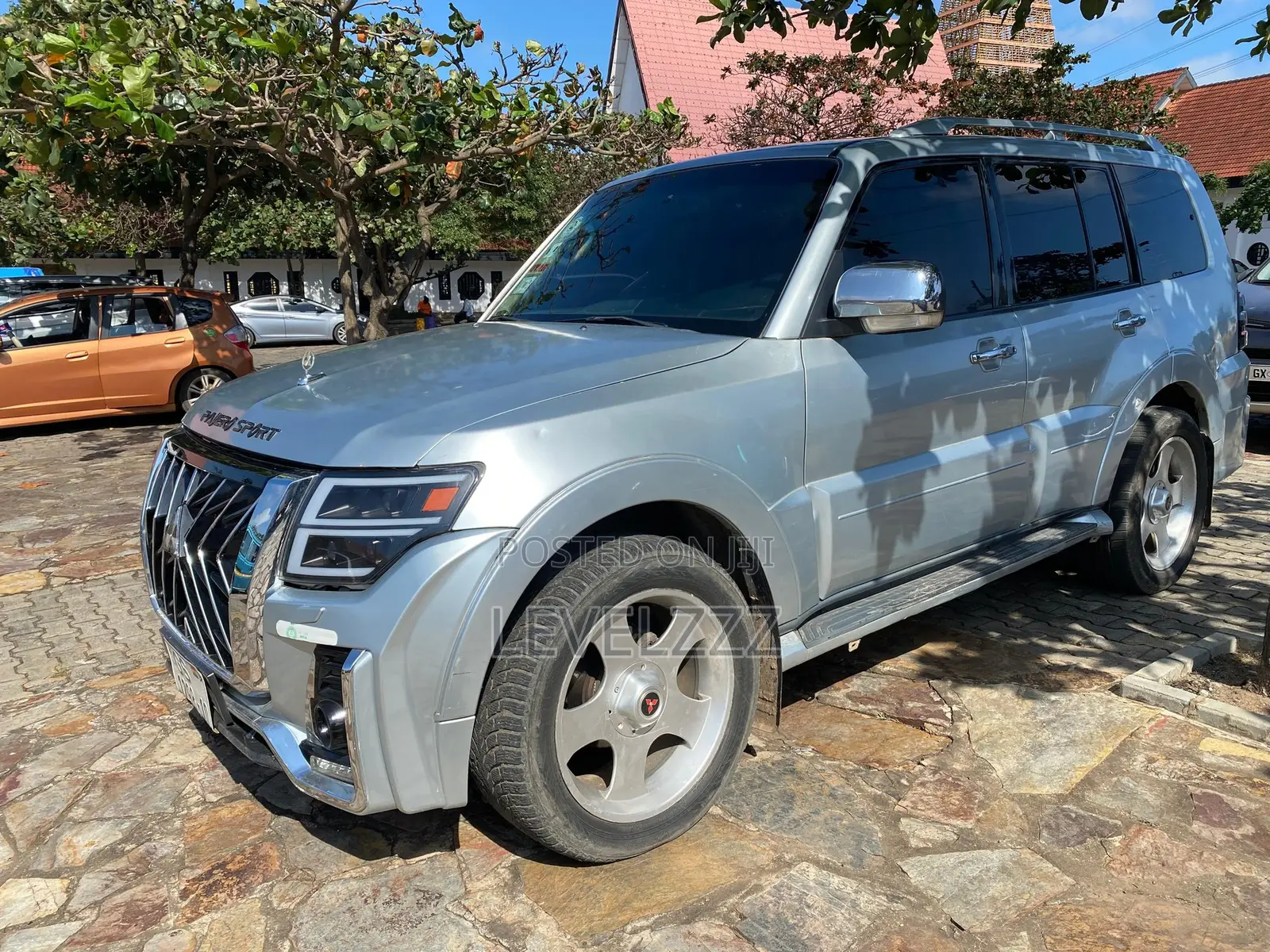 Mitsubishi Pajero 2010 Silver