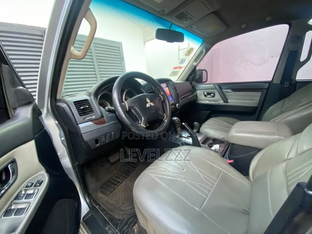 Mitsubishi Pajero 2010 Silver