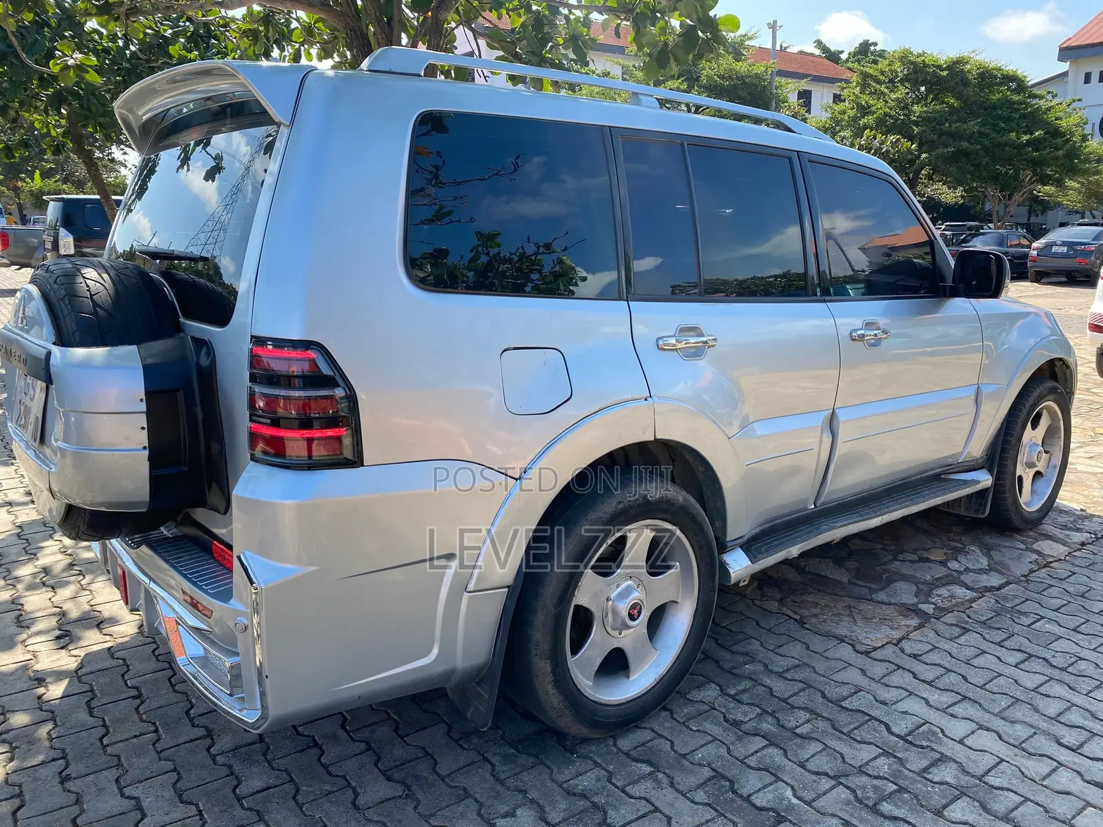 Mitsubishi Pajero 2010 Silver