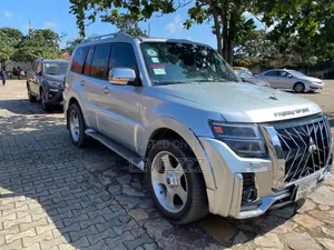 Mitsubishi Pajero 2010 Silver