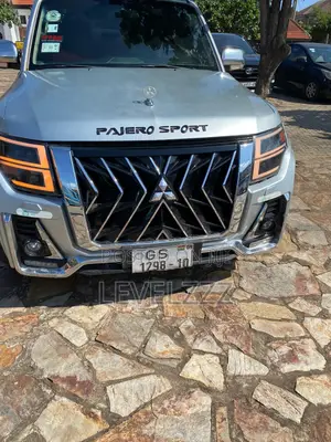 Mitsubishi Pajero 2010 Silver