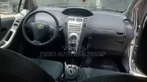 Toyota Vitz 2010 Silver