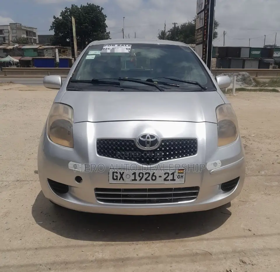 Toyota Vitz 2010 Silver