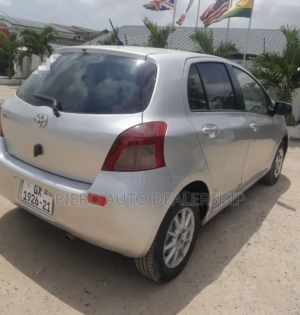 Toyota Vitz 2010 Silver