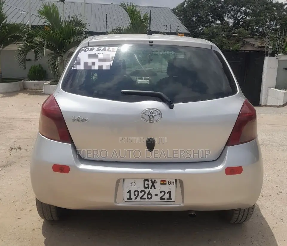 Toyota Vitz 2010 Silver