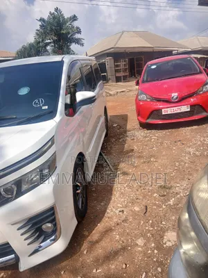 Toyota Voxy 2014 Pearl