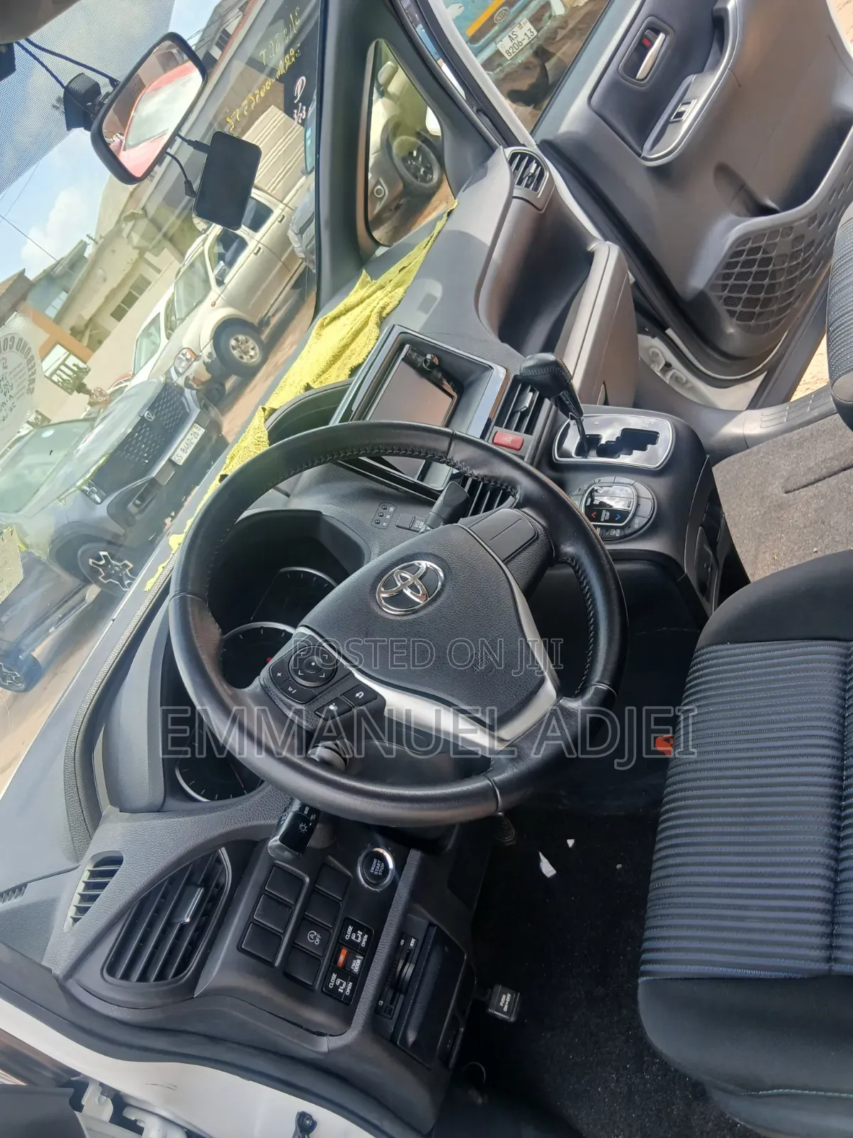 Toyota Voxy 2014 Pearl