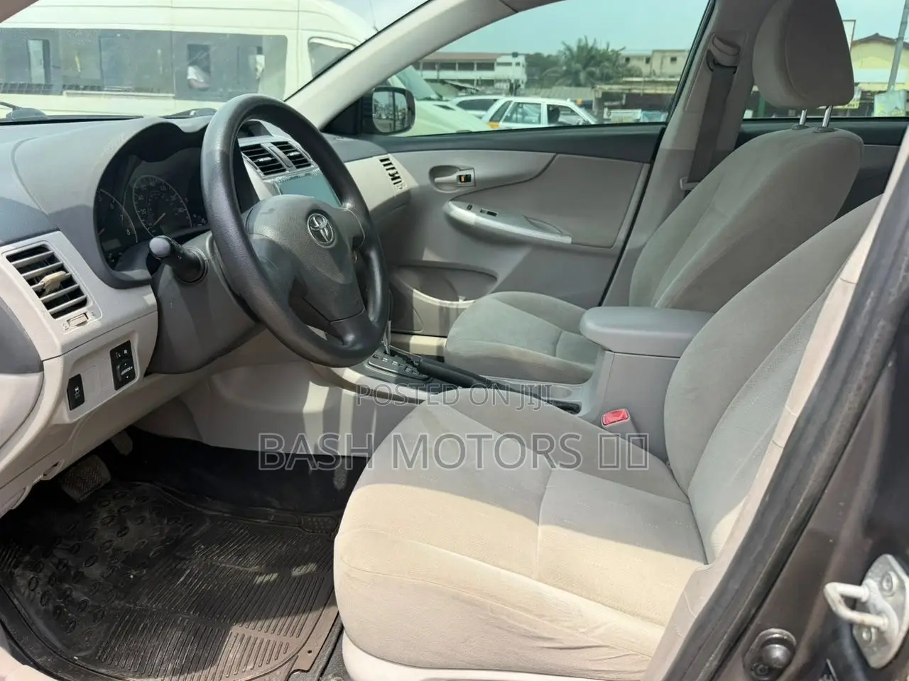 Toyota Corolla LE 4dr Sedan (1.8L 4cyl 4A) 2013 Gray