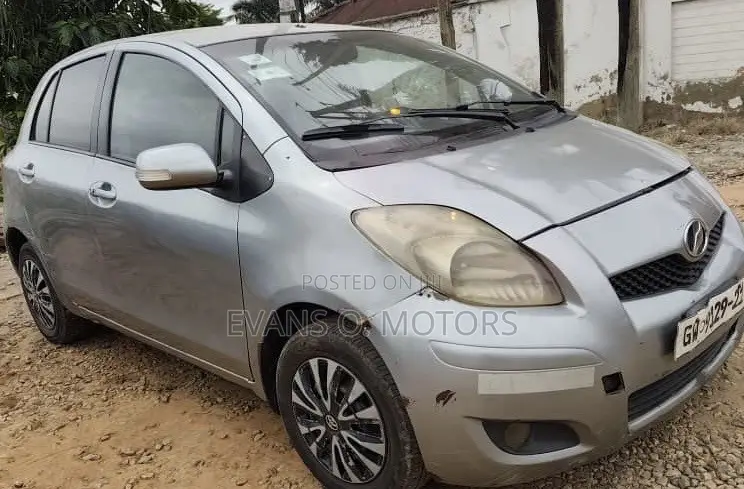 Toyota Vitz 1.0 FWD 3dr 2010 Gray