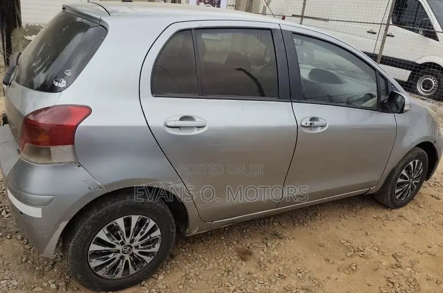 Toyota Vitz 1.0 FWD 3dr 2010 Gray