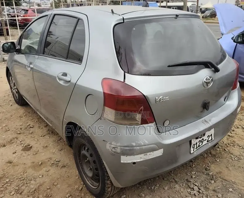 Toyota Vitz 1.0 FWD 3dr 2010 Gray