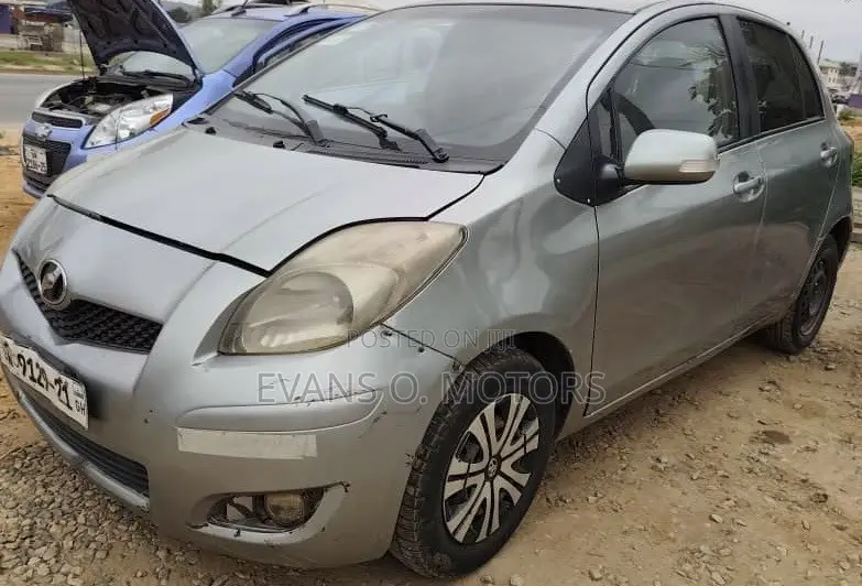 Toyota Vitz 1.0 FWD 3dr 2010 Gray