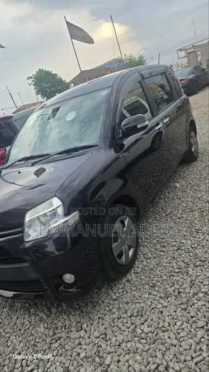 Toyota Sienta 2014 Maroon