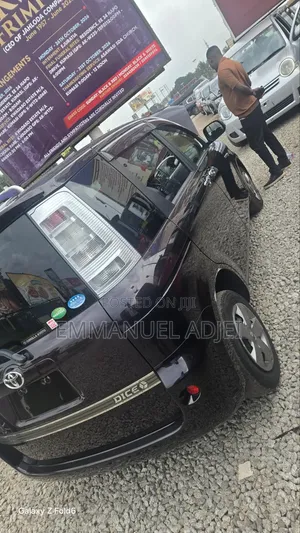 Toyota Sienta 2014 Maroon