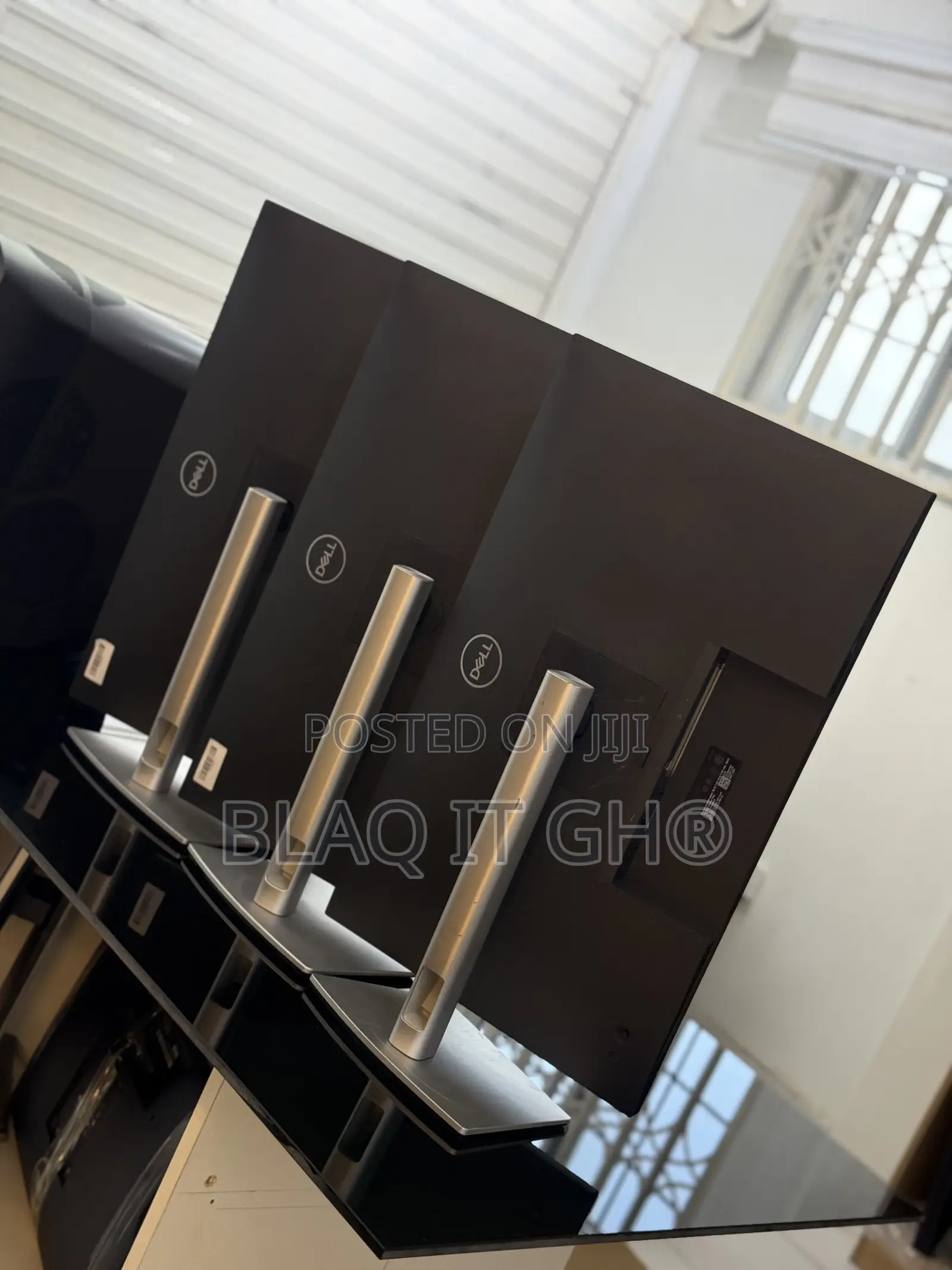 Dell P2721Q 27” 4K UHD IPS Edgeless Monitor