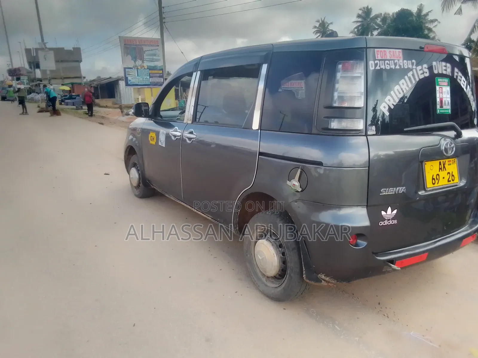 Toyota Sienta 2012 Gray