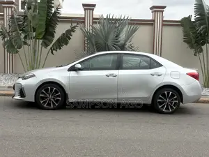 Toyota Corolla SE (1.8L 4cyl 6M) 2018 Silver